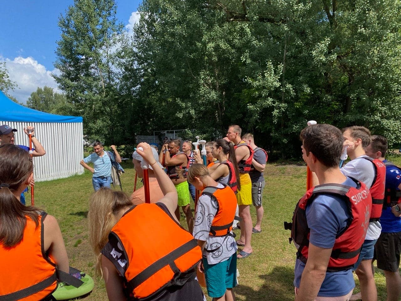 Команда на SUP-выезде готовится к спуску на воду